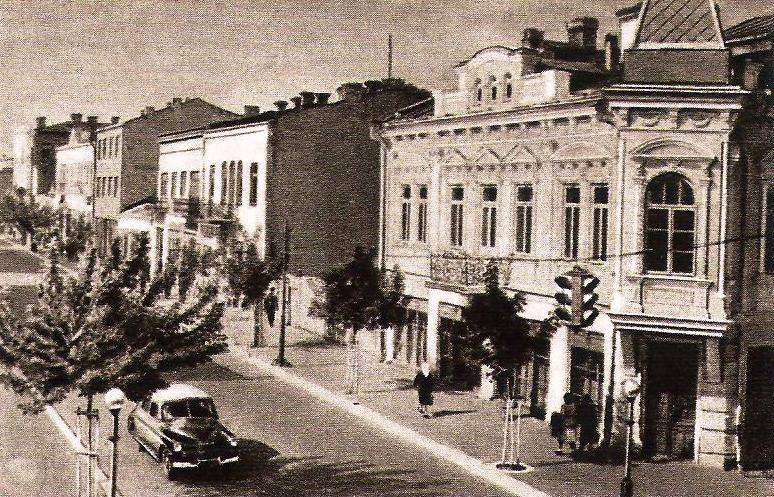 Автомобіль їде по сучасній вулиці Лесі Українки, 1960-ті роки.