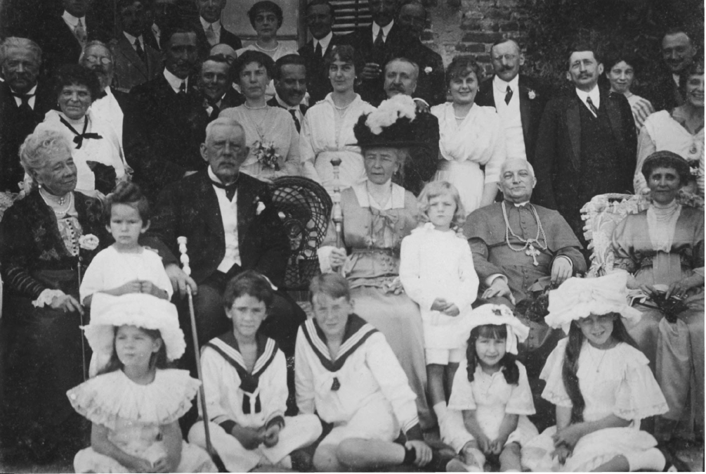 Фердинанд та Пелагія Радзивілл в оточення родини та друзів, Олика, 1914 р.