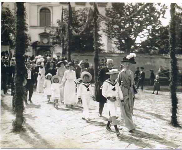 Ювіляри Фердинанд і Пелагія Радзивилл разом з внуками ідуть з костелу до замку, 1914 р.
