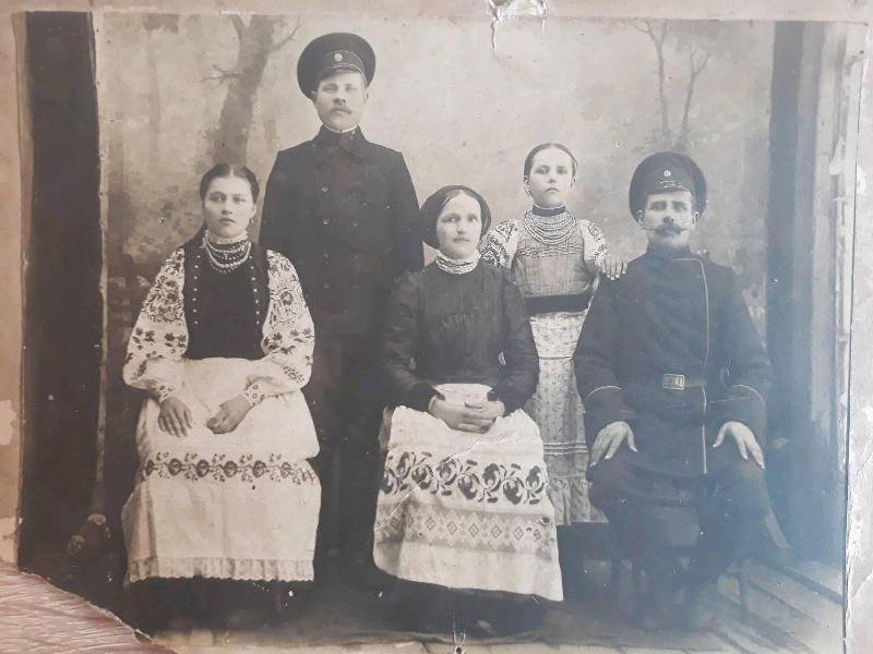 Родина із села Дермань, Здодбунівського р-ну, Рівненської обл., 1910-ті рр.