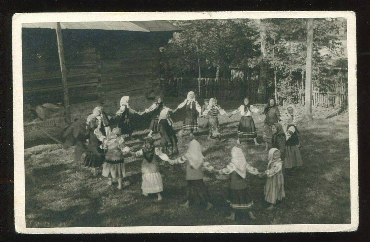 Танець дівчаток, с. Микове Ківерцівського р-н, Волинь, 1915 р.