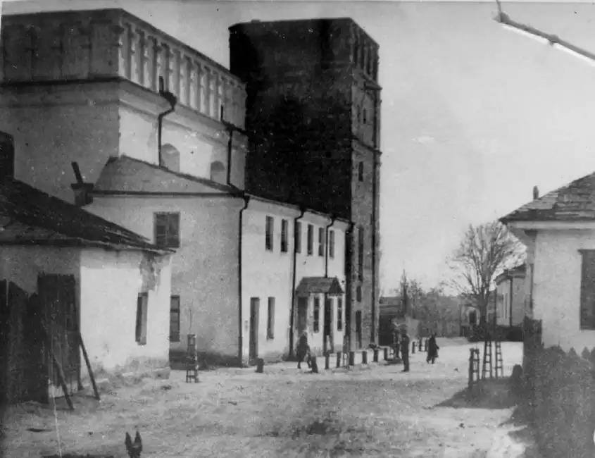Луцьк, Велика синагога на початку ХХ ст., фото Алтера Кацизне, Yad Vashem Photo Collection.
