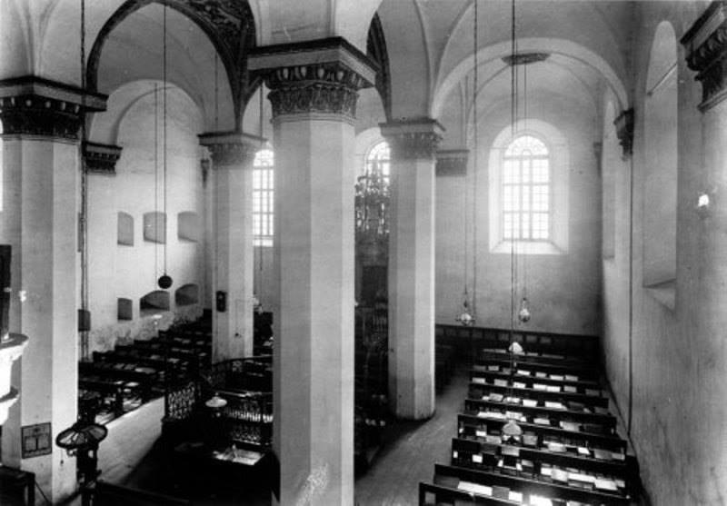 Острог, Велика синагога, 1920-ті рр., фото Шимона Зайчика, з зібрань Інституту мистецтва Польської Академії наук.