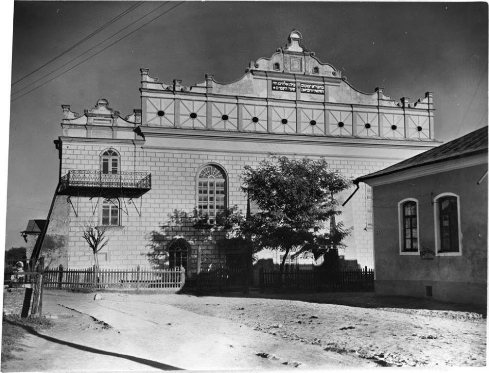 Острог, Велика синагога, 1920-ті рр., фото Шимона Зайчика, з зібрань Інституту мистецтва Польської Академії наук.