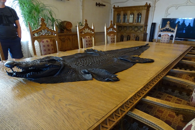Крокодиляча шкіра на столі