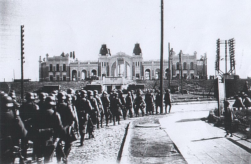 Німці йдуть біля ковельського вокзалу (1943 р.)