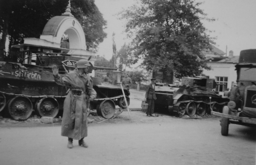 Німецькі танки біля Свято-Троїцького собору