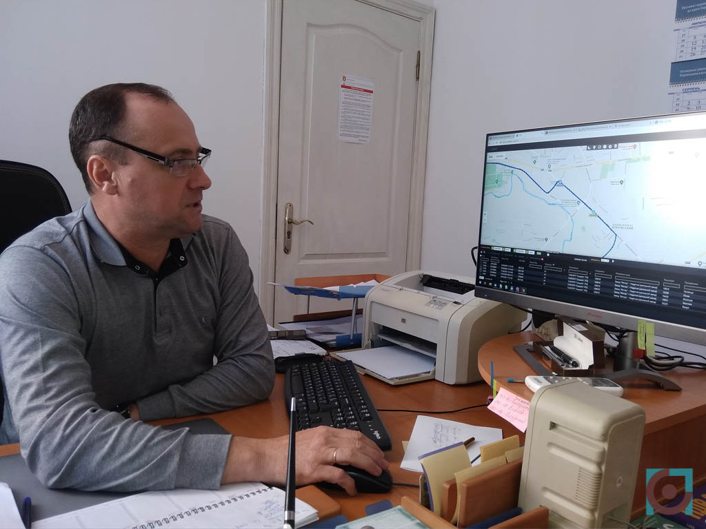 Начальник відділу транспорту Луцької міської ради Віктор Главічка показує як відслідковують рух автобусів онлайн