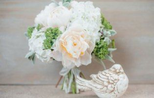 Букет нареченої з білих троянд