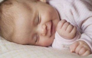 Чому посміхається немовля