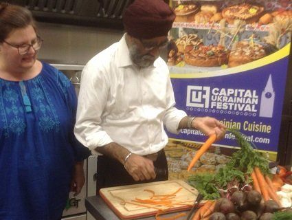 Глава Міноборони Канади вміє готувати український борщ