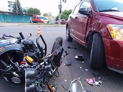 ДТП у Луцьку - розтрощений мотоцикл, водій в лікарні