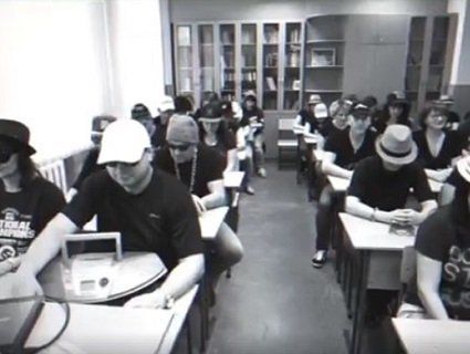 Рівненські батьки оригінально привітали дітей-випускників