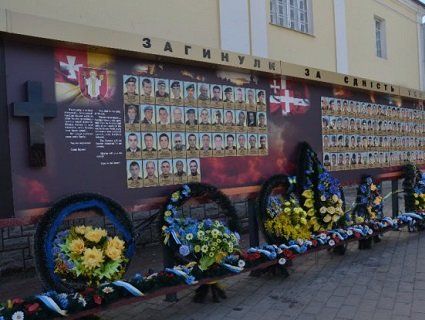 За стелою воїнів АТО в Луцьку не стежать