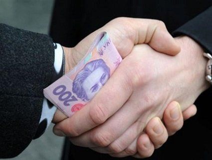 Поліція Любешова зловила афериста, який незаконно брав хабарі