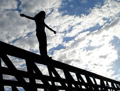 Молода дівчина стрибнула з мосту