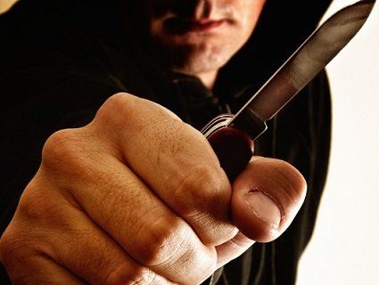 Зловмисник пограбував магазин, погрожуючи ножем