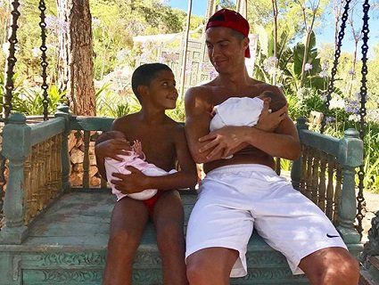 Футболісту Роналду близнюків народила сурогатна матір