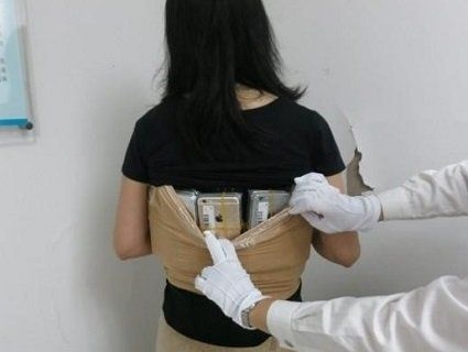 Жінка намагалася провезти через кордон 102 iPhone, примотавши їх до тіла