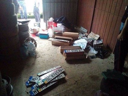 Муніципали випадково знайшли в гаражі більше 1000 автомобільних знаків