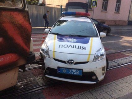 У Львові автомобіль патрульної поліції врізався в трамвай