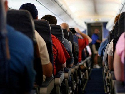 Неадекватний пасажир намагався вистрибнути з літака