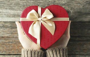 Що подарувати подрузі на день народження? Перелік практичних та потрібних подарунків