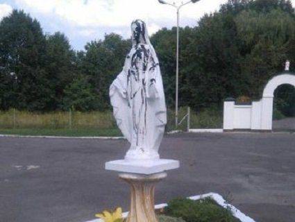 У Луцьку невідомі понівечили статую Діви Марії