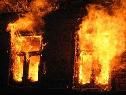 На Буковині будинок згорів від удару блискавки
