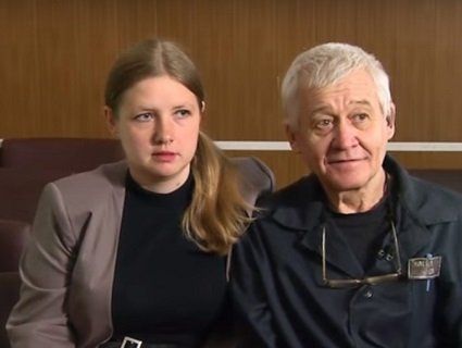 Маніяк, який вбив 40 дітей, обзавівся молодою дружиною та донькою