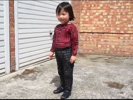 Британський дизайнер створив унікальний дитячий одяг