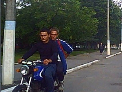 На волині мотоциклісти врізалися в автомобіль і погрожували водієві розправою