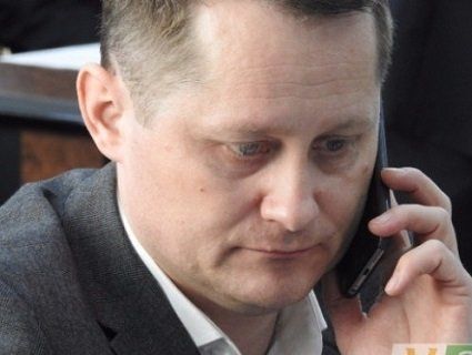 По Луцьку розклеїли оголошення про продаж землі з телефоном депутата