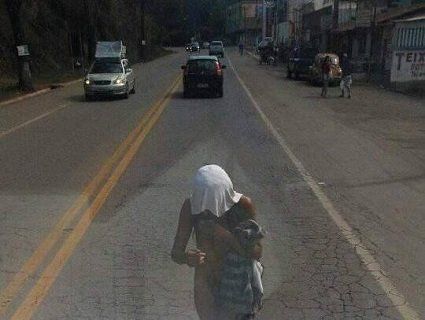 У Бразилії дівчина вирішила прогулятися по трасі абсолютно голою