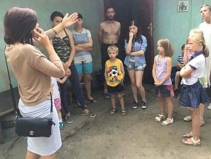 З багатодітної сім'ї забрали дітей, яких воші з'їдали живцем