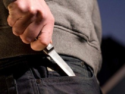 Рецидивіст ледь не зарізав чоловіка у п'яній бійці