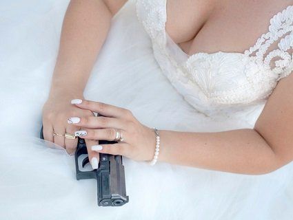 Дівчина ледь не застрелила нареченого через кілька годин після весілля