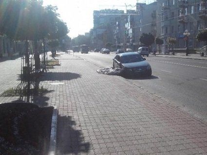 В центрі Луцька третій день стоїть авто після аварії