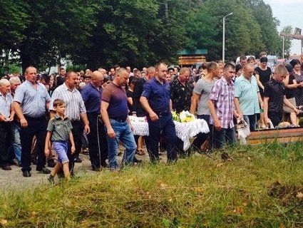 На Волині поховали дівчаток, загиблих під колесами вантажівки