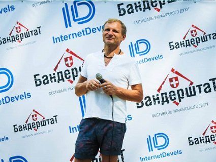 Скрипка розповів, чому Росія лізе у «брати» до українців