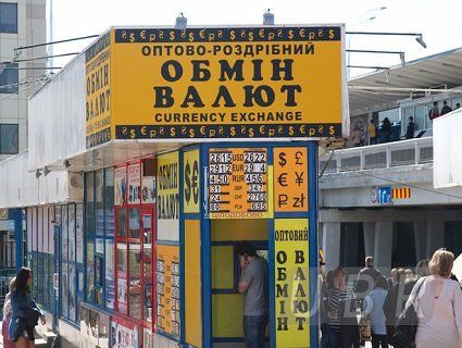 Українці масово здають долари