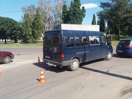 В Луцьку мікроавтобус в'їхав у легковий автомобіль