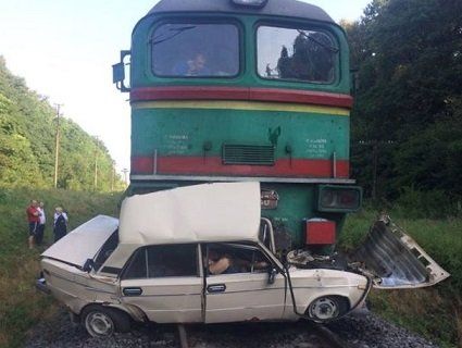 На Львівщині авто потрапило під потяг, 4 загиблих