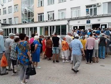 У соціальних мережах висміяли величезну чергу в кримську поліклініку