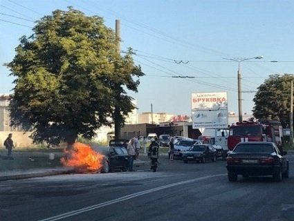 В Луцьку посеред вулиці загорівся автомобіль