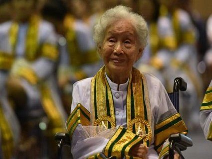 Ніколи не пізно: жителька Таїланду закінчила університет в 91 рік