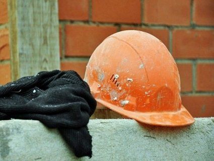 На будівельника впав бетонний щит