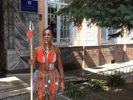 Активістка Femen прийшла на допит в костюмі аборигена