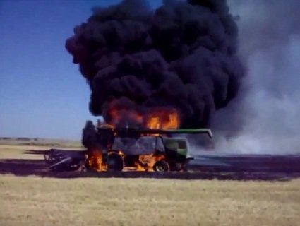 У Волинській області прямо посеред поля загорівся комбайн