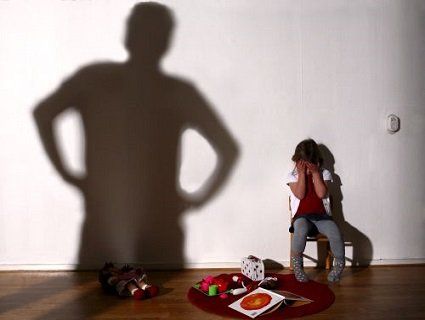 Жінка врятувала доньку від родича маніяка